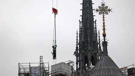 «C’est presque un miracle»: six ans après l’incendie de Notre-Dame, la statue de Saint-Thomas reprend sa place à la base de la flèche