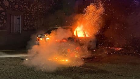 El gran susto de la noche: un coche en llamas obliga a desalojar una vivienda en este pueblo de Valladolid