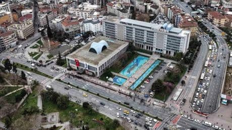 İBB'ye yönelik yolsuzluk soruşturmasında gözaltına alınan 10 zanlı adliyeye sevk edildi