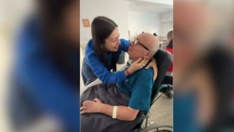 El emotivo vídeo de una joven y su padre celebrando su graduación: &quot;Sufre esclerosis lateral&quot;