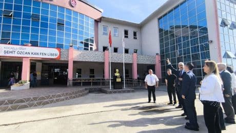 Kocaeli'de çatısı yanan okulda eğitime 2 gün ara verildi
