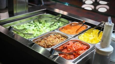 Berliner Kantinen-Check: Wo es noch günstiges Mittagessen gibt