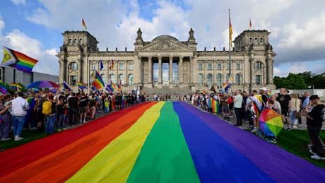 Berlins Bürgermeister – „Regenbogenflagge gehört in die Mitte der Gesellschaft“