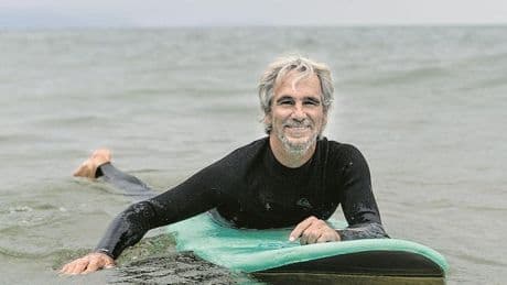 «El surf te aparta del móvil y te conecta a la naturaleza»