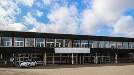 Neusser Schule greift gegen Vandalismus durch: Abgetretene Klodeckel, Fäkalien an den Wänden