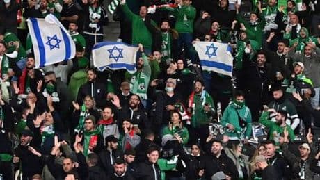 Maccabi Haifa: Israelische Fußballfans sorgen mit Banner in Polen für Empörung
