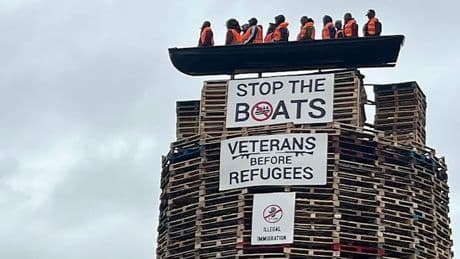 Migranten-Puppen in Boot sollen verbrannt werden – Traditionelles Lagerfeuer löst Entsetzen aus