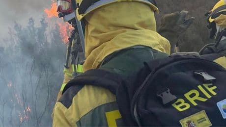 Los bomberos hallan restos óseos junto a un coche mientras apagan un incendio en Orense