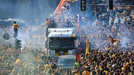 Bengalo-Empfang und Mega-Party - So feiert Dynamo die Zweitliga-Rückkehr