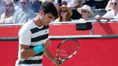 Alcaraz debuta en Queen's con un solvente triunfo