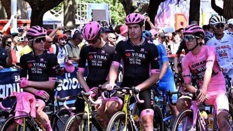 Giro-peloton houdt moment van stilte voor overleden vrouw Gesink