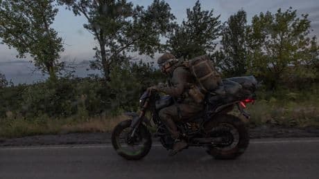 En Ukraine, les charges à motos, nouvelle cavalerie légère des champs de bataille