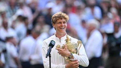 Sinner nella storia: è il primo italiano re di Wimbledon. Alcaraz perde la corona in 4 set