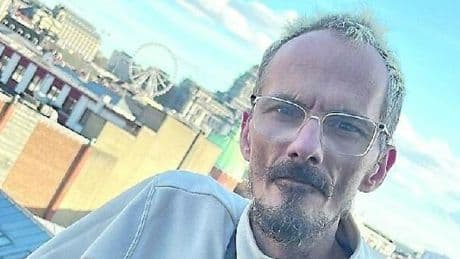 Jean Pormanove, influencer francese muore in diretta social: scatta l'indagine su torture online
