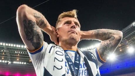 Dann schlägt Kroos die Hände vors Gesicht und wendet sich an Laura Wontorra