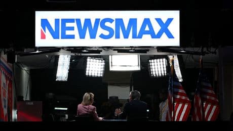 Amerikaanse nieuwszender Newsmax betaalt miljoenen voor leugens over stemfraude