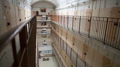"On craint des problèmes sanitaires": en prison, la surpopulation en pleine canicule inquiète
