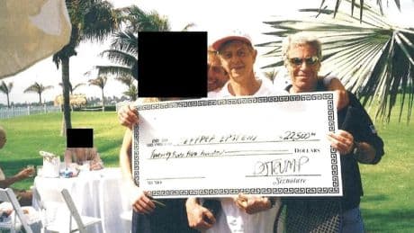 El cheque XXL de 22.500 dólares por "una mujer devaluada" firmado por Trump para Epstein