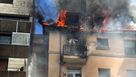 In brennender Dachgeschosswohnung gefangen - Feuerwehr rettet Mutter und Tochter aus Flammen