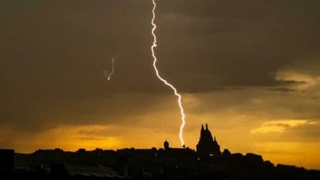 Maltempo, violenti nubifragi in Francia: due morti e 17 feriti. La perturbazione dopo il caldo estremo