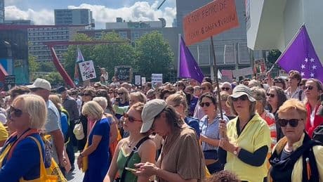 Duizenden bijeen voor mars tegen femicide: ‘Genoeg is genoeg!’