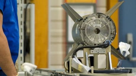 Les Américains la surnomment "wonder weapon": visite de l'usine française de Safran qui fabrique la "bombe intelligente" la plus perfectionnée au monde