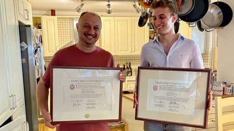 Baba-oğul harvard’dan dereceyle mezun oldu