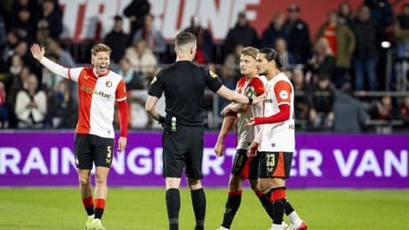 Feyenoorder Anis Hadj Moussa slechts één duel geschorst na rode kaart tegen Heerenveen, aanvaller present tegen AZ