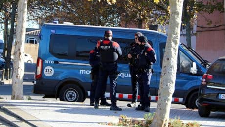 Los Mossos desalojan una nave ocupada con más de 20 personas en Badalona