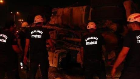 Şanlıurfa’da zincirleme trafik kazası yaşandı! TIR ortalığı savaş alanına çevirdi