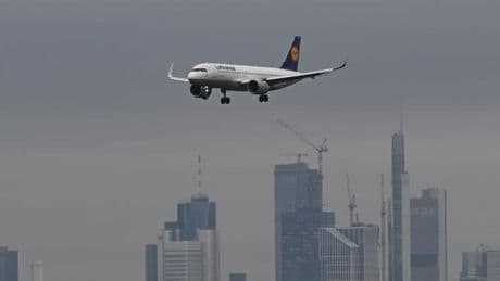 Lufthansa-Flieger muss wegen Bombendrohung umkehren