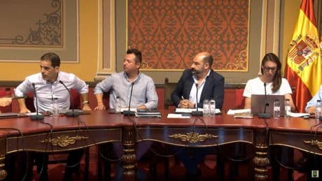 El alcalde de Barbastro (PP) acusa a un concejal del PSOE de grabarle una reunión privada y este se desmaya en un Pleno