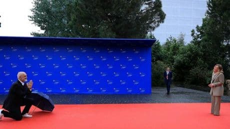 Meloni sbarca a Tirana e Rama si inginocchia. C'è anche Zelensky. La premier: «I centri migranti funzionano»