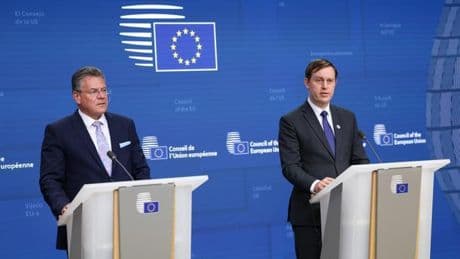 La UE y EEUU acuerdan intensificar las negociaciones por los aranceles