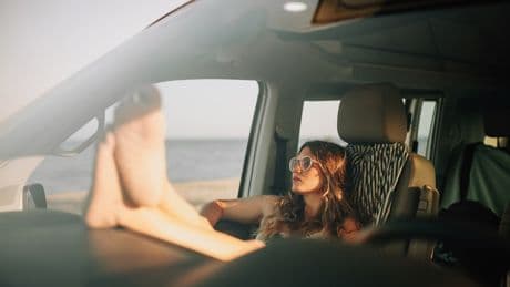 Verkehrspolizei kennt kein Pardon - Füße hoch im Auto? Das kostet in Spanien 80 Euro
