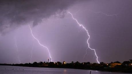 Orages : le vrai du faux sur les comportements à adopter en cas de foudre
