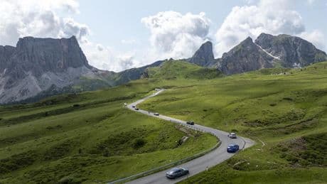 Troppe auto e moto sui passi dolomitici, arriva giro di vite