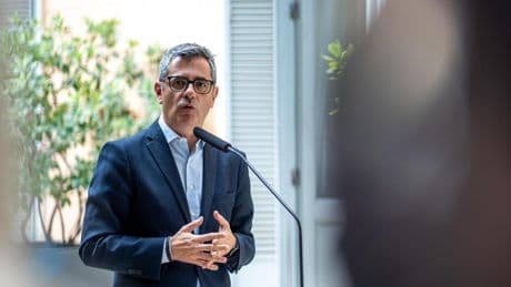 Bolaños apoya la crítica de Sánchez a ciertos jueces, arropa al fiscal general y defiende a Illa tras su foto con Puigdemont