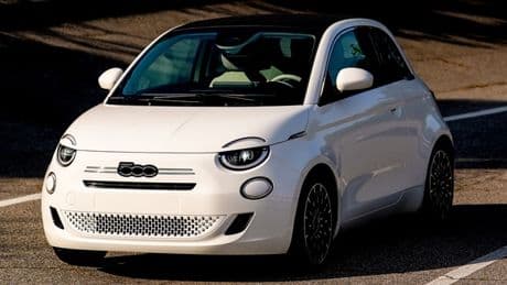 Stellantis, Mirafiori riparte con la 500 ibrida, target 100.000 auto. Piano Italia solido, per sito torinese da promesse a fatti