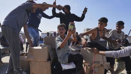 Palestinians overwhelm Gaza food distribution centre run by new aid group