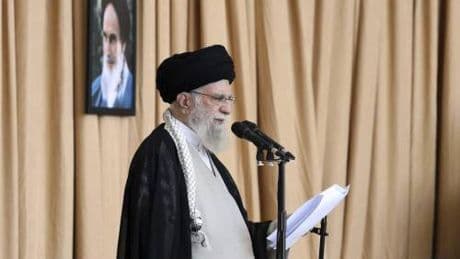 Khamenei si sente braccato. "Scelte ardue e zero opzioni"