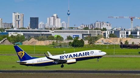 Convocan huelgas a partir del 15 de agosto en el 'handling' de Ryanair en Madrid