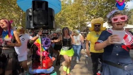 El poteo travesti llena de color las calles de Bilbao: «¡Esto es una fiesta, lo mejor de Aste Nagusia!»