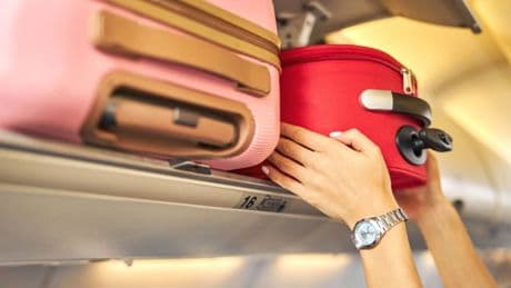 ¿Cuánto cobran las aerolíneas &#039;low cost&#039; por el equipaje de mano?: estas son las tarifas de Ryanair, EasyJet, Vueling y otras