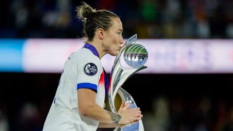 Lucy Bronze openbaart zeer opmerkelijk ’blessuredetail’ na gewonnen EK-finale: ’Niemand wist ervan af’