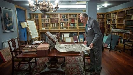 Manuscritos, incunables y tesoros impresos: así es la biblioteca del notario José María Arriola