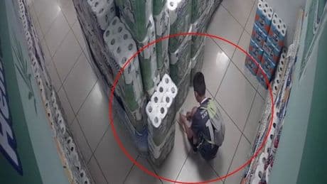 Marketteki peçeteleri tutuşturdu