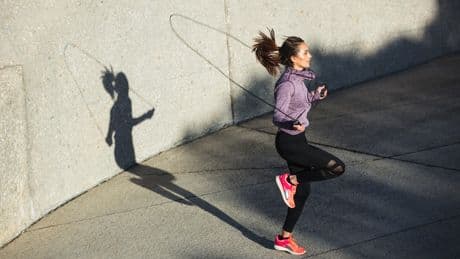 Seilspringen vs. Joggen: Was ist effektiver für Fettverbrennung und Fitness?