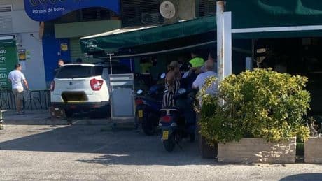 Un coche se empotra contra una terraza en Rincón de la Victoria: hay cuatro heridos, uno grave