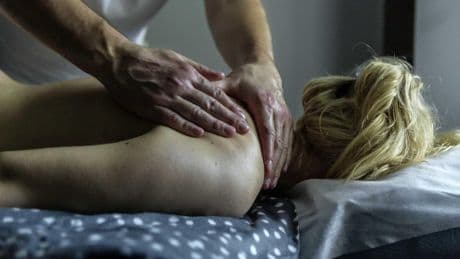 Nederlandse (31) doet aangifte in Colombia van aanranding tijdens massage: ’Ineens ging hij met zijn tong langs mijn intieme delen’